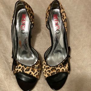 Cheetah print heels 👠